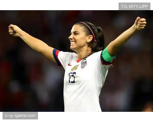 亚历克斯·摩根在家喝蛋白粉的样子，像极了我喝奶茶前摇杯子